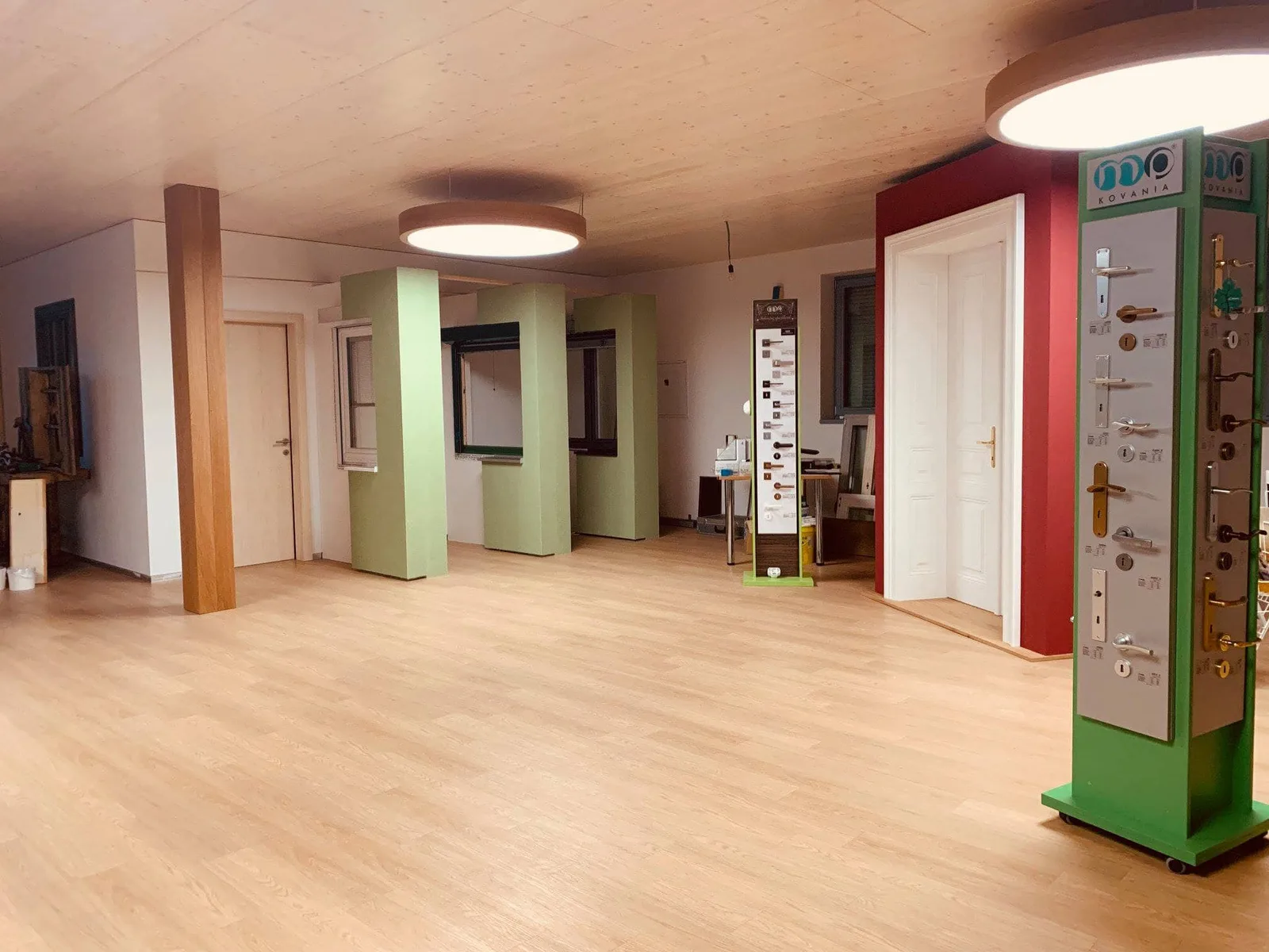 Showroom VDD Orava s ukážkami dverí a povrchov